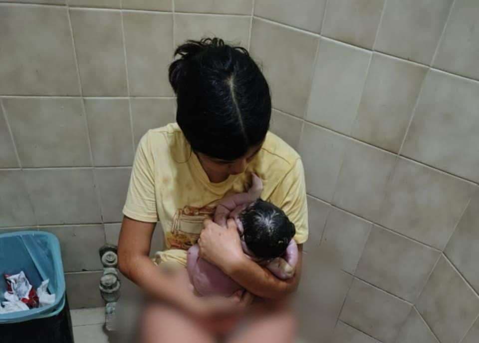 Adolescente da a luz en el baño del IMSS